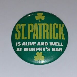 Vtg ST. PATRICK ALIVE & WELL MURPHYS BAR SHAMROCK Pinback Button
